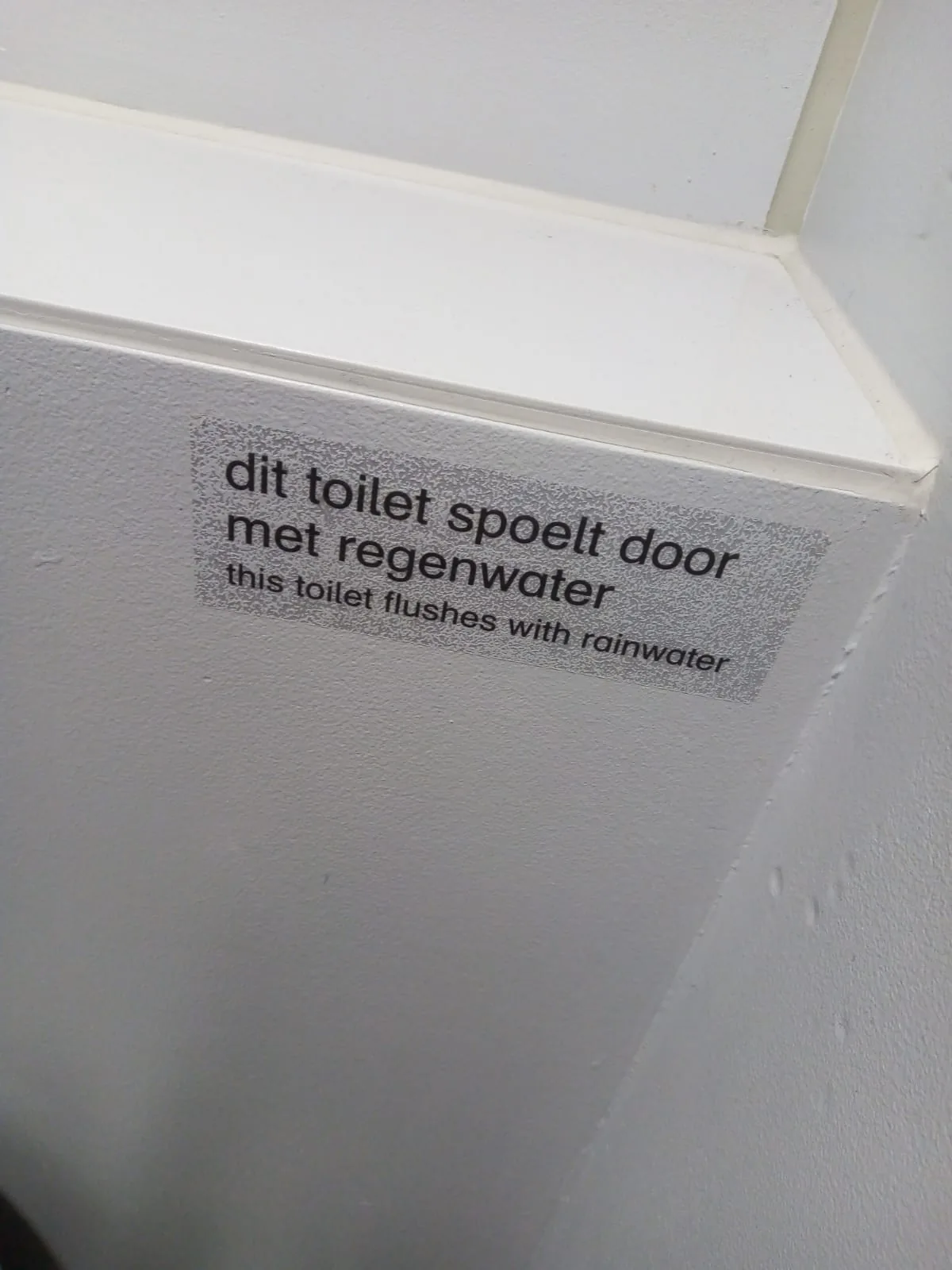 dit toilet spoelt door met regenwater